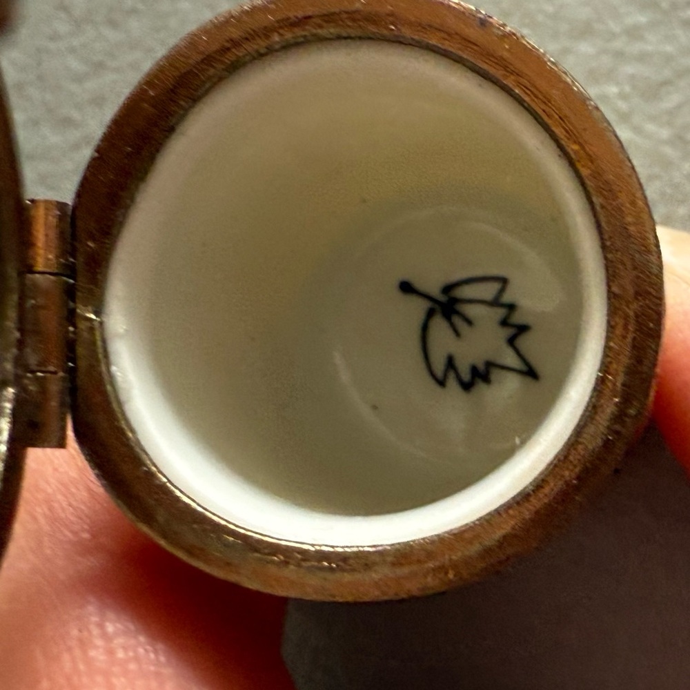 Limoges France Peint A La Main (Hand-painted) Wine Cork Porcelain Box w/Hinge - Picture 6 of 9